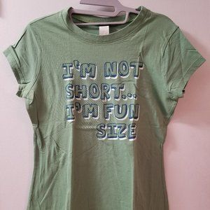 I'm not short i am  fun suze green short sleeve tee